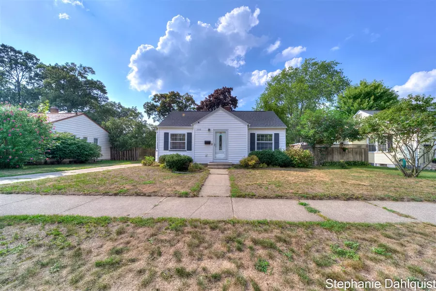 2210 Oak Avenue, North Muskegon, MI 49445