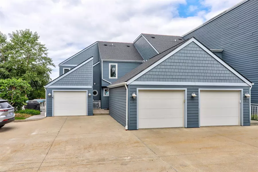 215 North Shore Drive, South Haven, MI 49090-1000