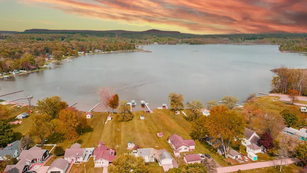 3310 Dumont Lake Drive, Allegan, MI 49010-9583