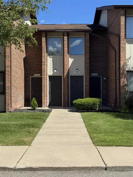 33769 Pondview Circle, Livonia, MI 48152-1472