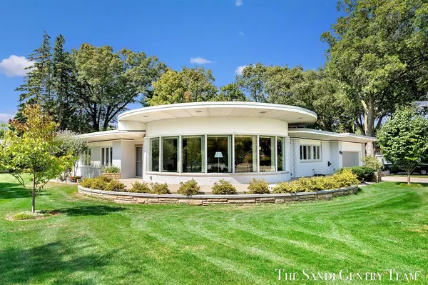 827 E Savidge Street, Spring Lake, MI 49456-2409