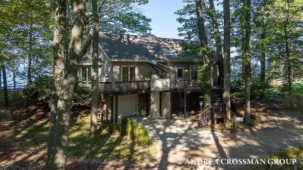2542 Lakeshore Drive, Fennville, MI 49408