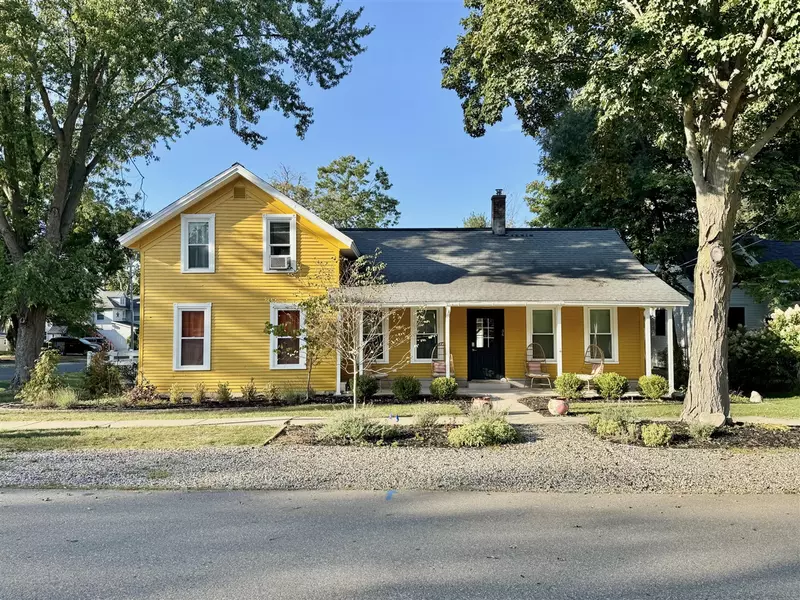 36 Chestnut Street, Douglas, MI 49406