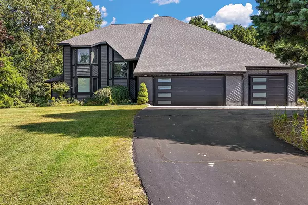 9820 Snow Pointe Drive, Alto, MI 49302