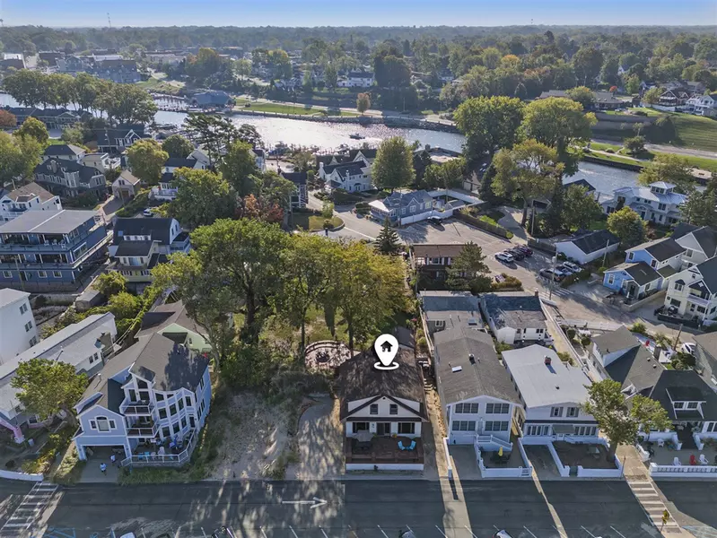 30 Lake Shore Drive, South Haven, MI 49090-1131