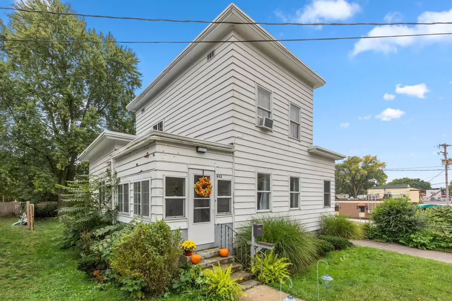 852 Leonard Street, Grand Rapids, MI 49503-1161