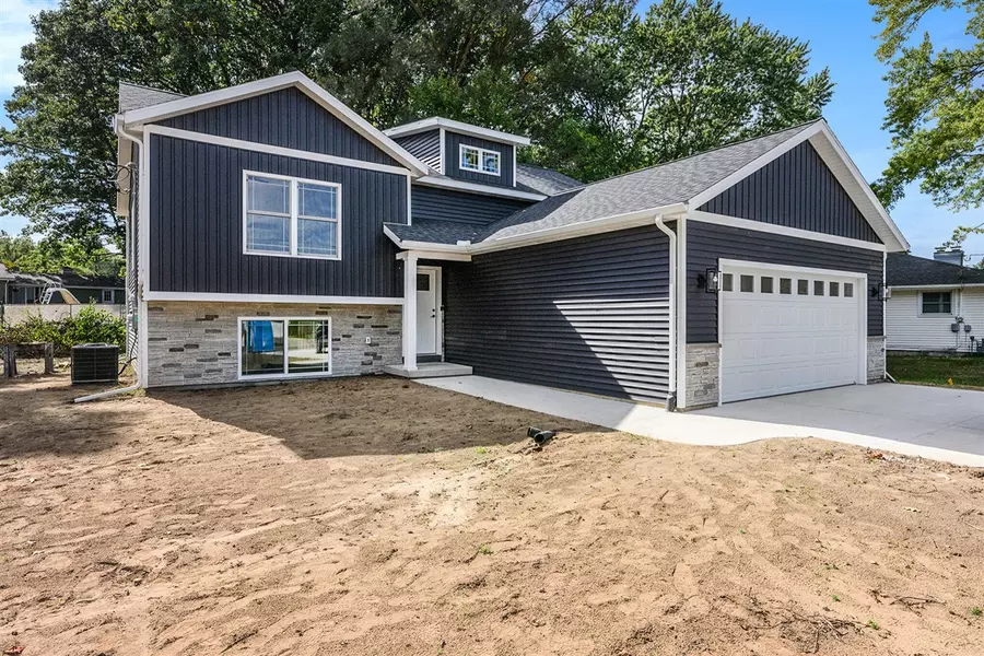 1036 Sir Knight Road, Plainwell, MI 49080