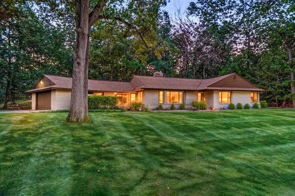 2206 Treehaven Drive, Kalamazoo, MI 49008-1641