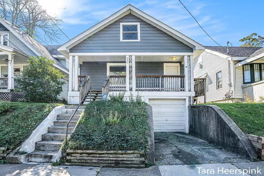 930 Oakhill Street, Grand Rapids, MI 49507-1447