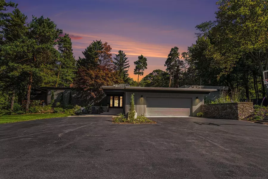 60 Alta Dale NE, Ada, MI 49301