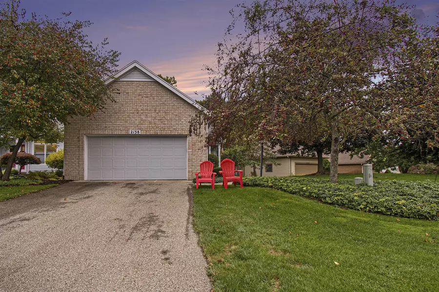2138 S Cross Creek Drive, Grand Rapids, MI 49508-8795