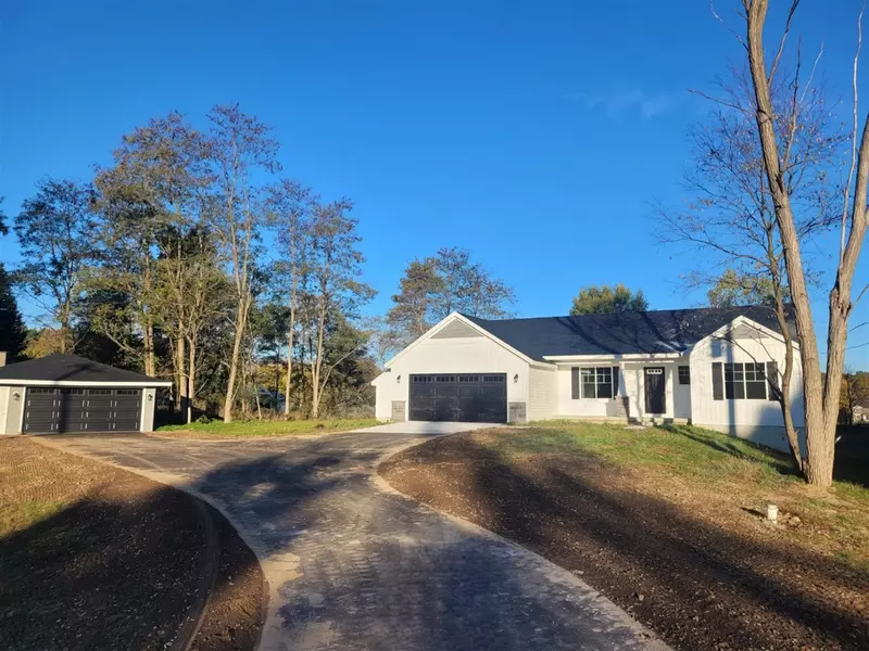 2821 14 Mile Rd, Sparta, MI 49345