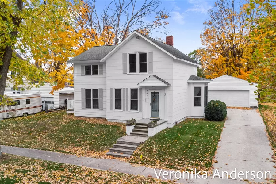 307 N Ferry Street, Ludington, MI 49431-1612