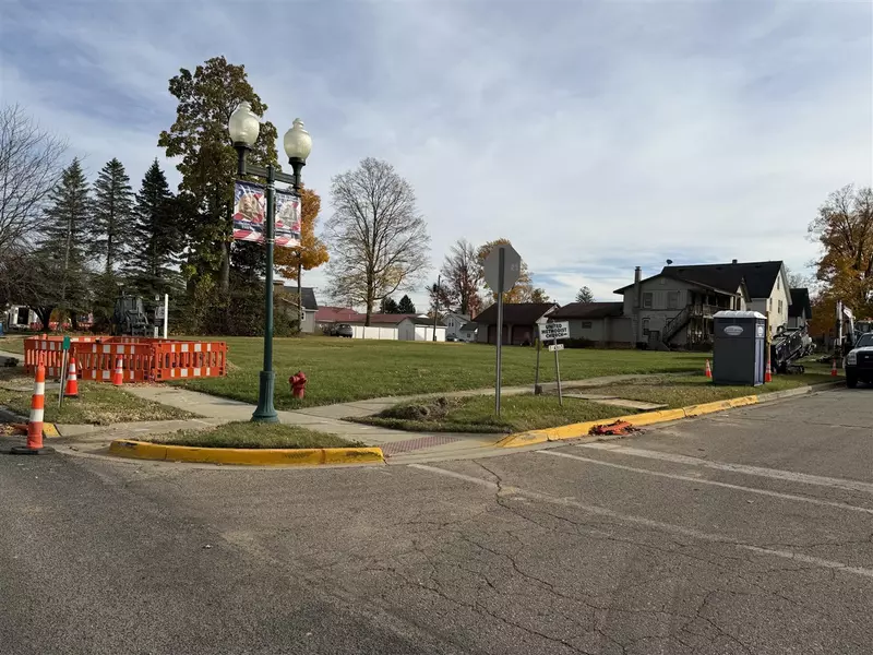 417 W Monroe Street, Bangor, MI 49013-1127