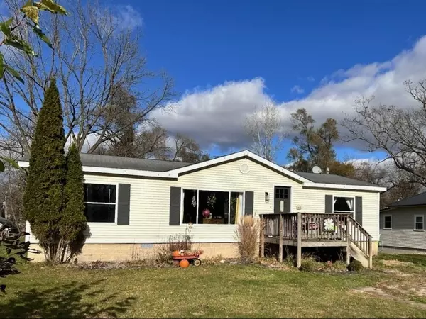 520 E Eureka Street, Greenville, MI 48838-2532