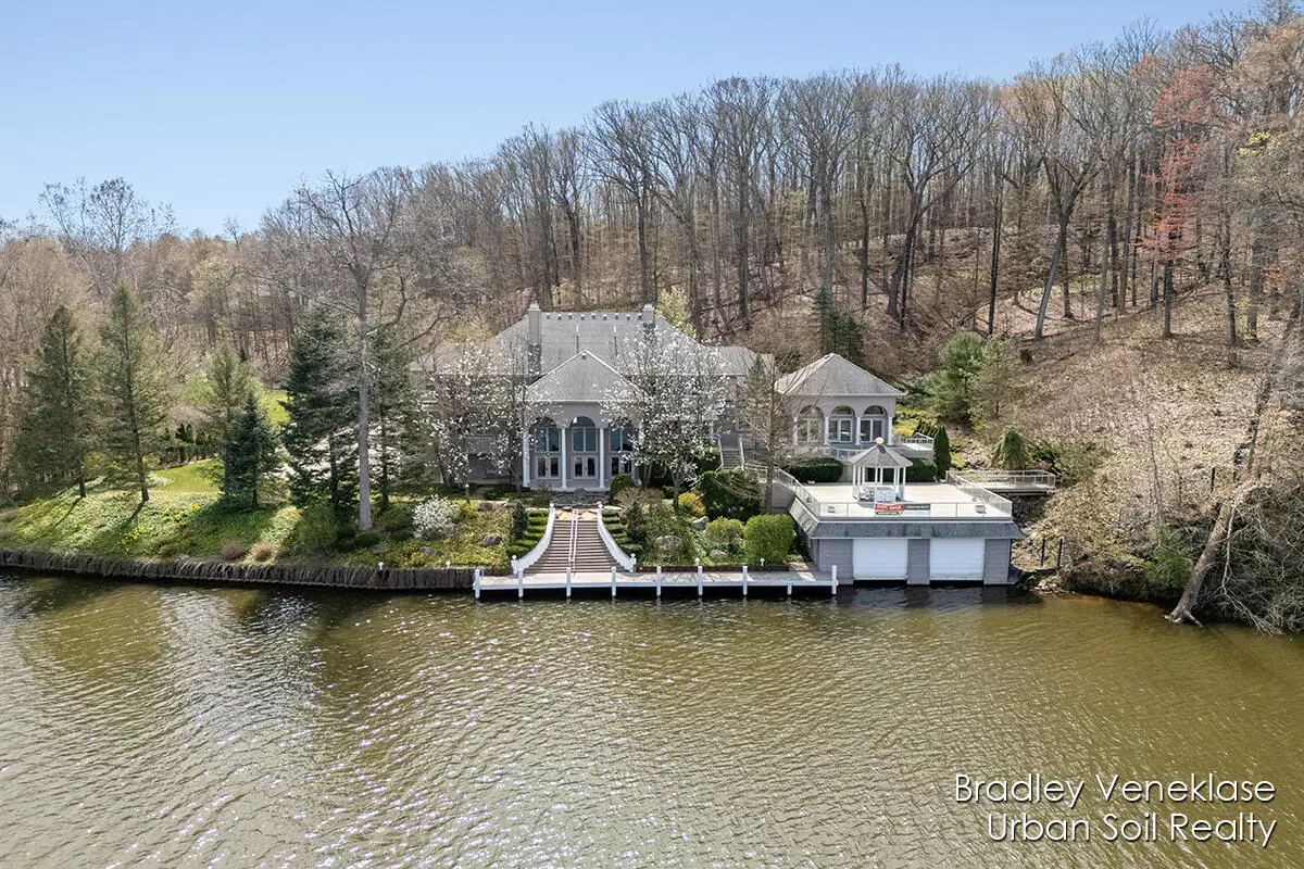 Alto, MI 49302-9325,7635 Sandy Hollow Drive