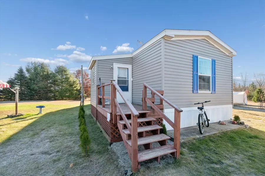 20089 W Lake Montcalm Road, Howard City, MI 49329-8945