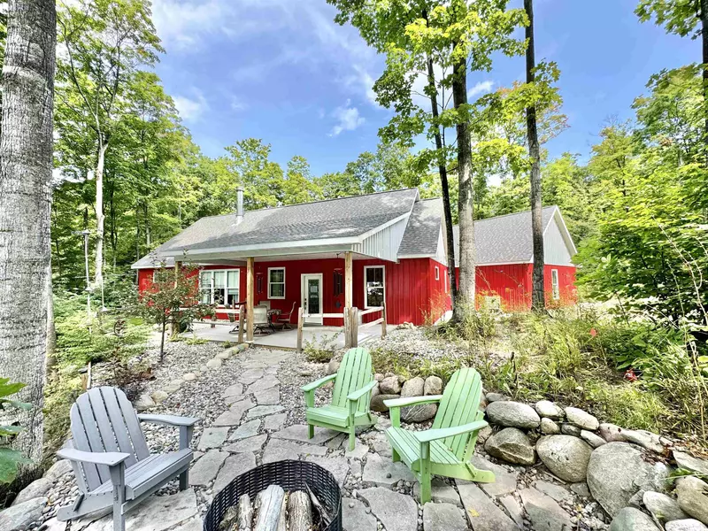 2144 N Jacobson Road, Suttons Bay, MI 49682-9284