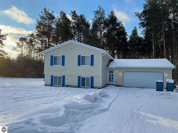 Interlochen, MI 49643,11877 Smokey Trail