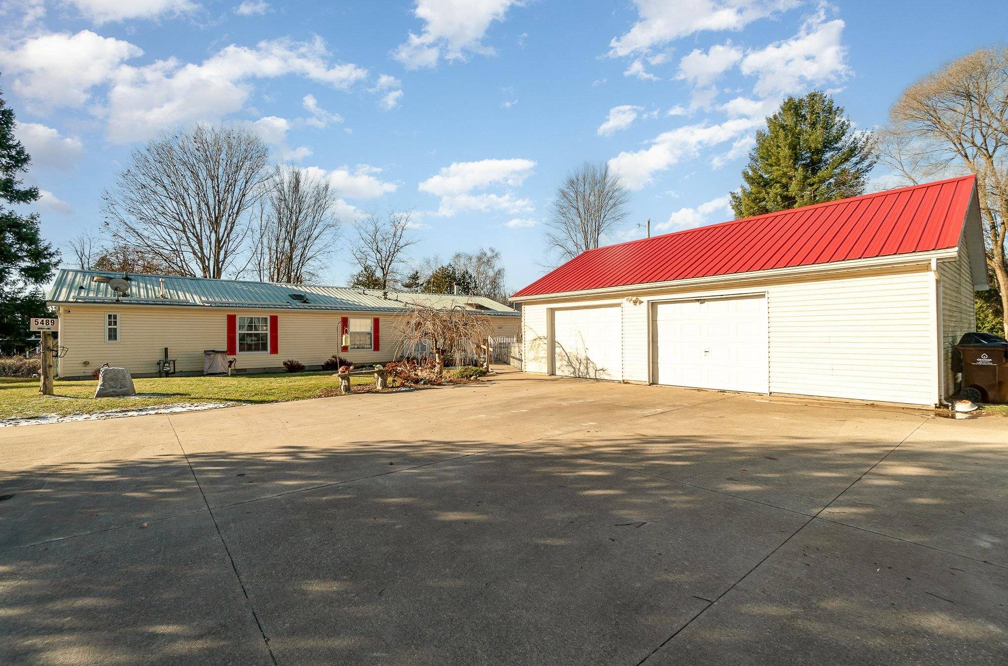 5489 W Lake Shore Drive, Weidman, MI 48893