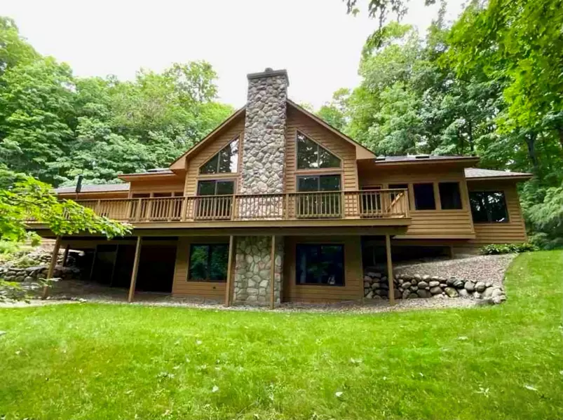 6352 S Westwood Parkway, Suttons Bay, MI 49682