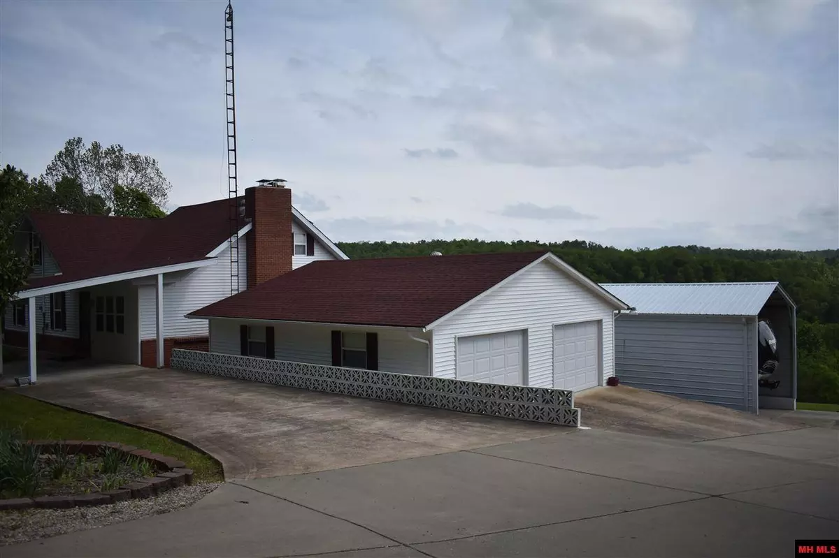 Gamaliel, AR 72537,888 RED BANK ROAD