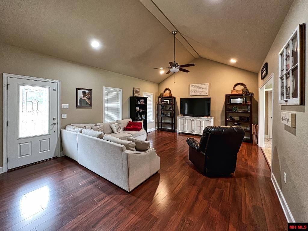 Cotter, AR 72626,525 WALLICK DRIVE