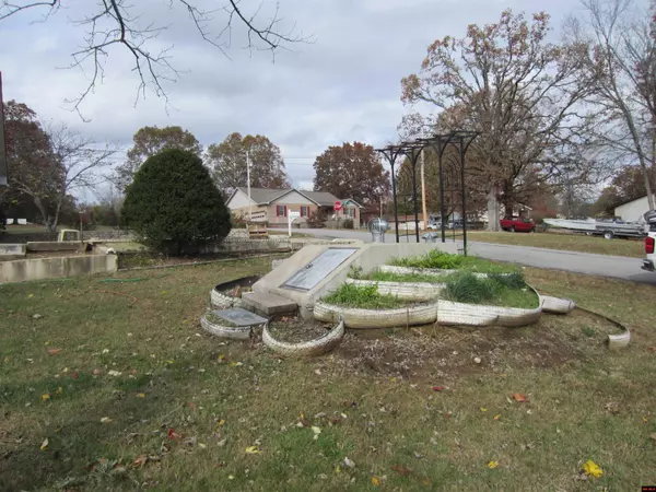 Gassville, AR 72635,300 CREST LOOP