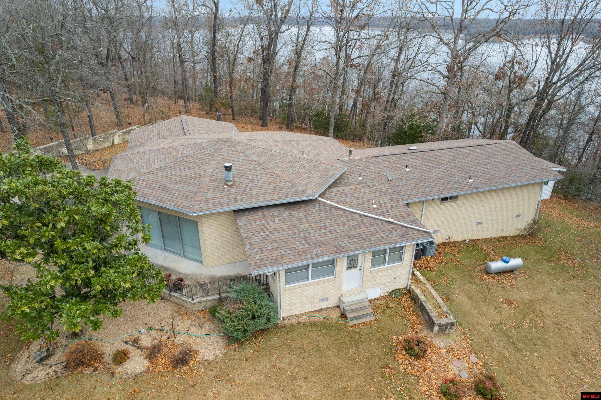 Bull Shoals, AR 72619,132 OVERHILL DR