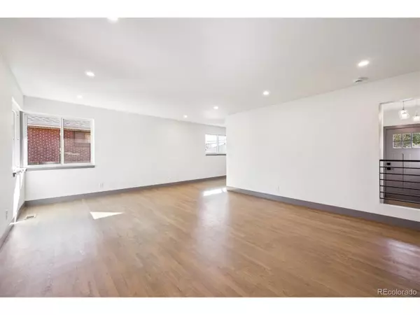 Denver, CO 80207,3323 Poplar St #3323