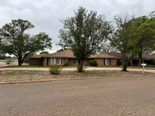 1601 E Paseo Circle, Brownfield, TX 79316