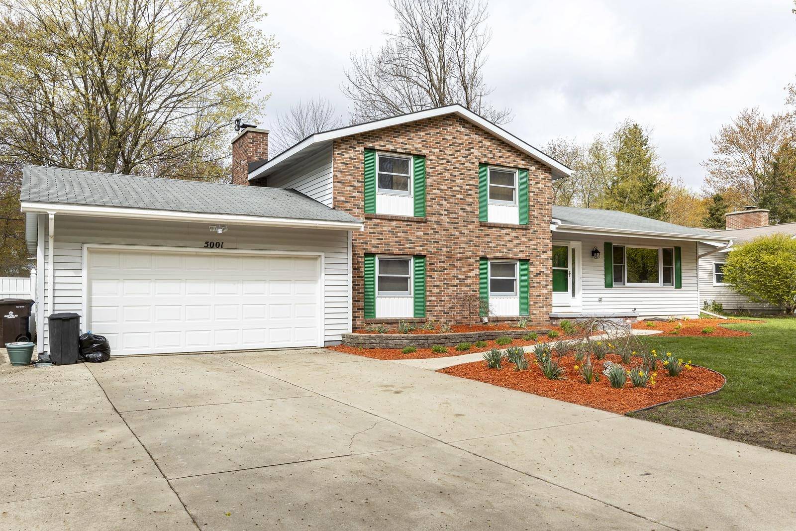 5001 Foxcroft Dr, Midland, MI 48642