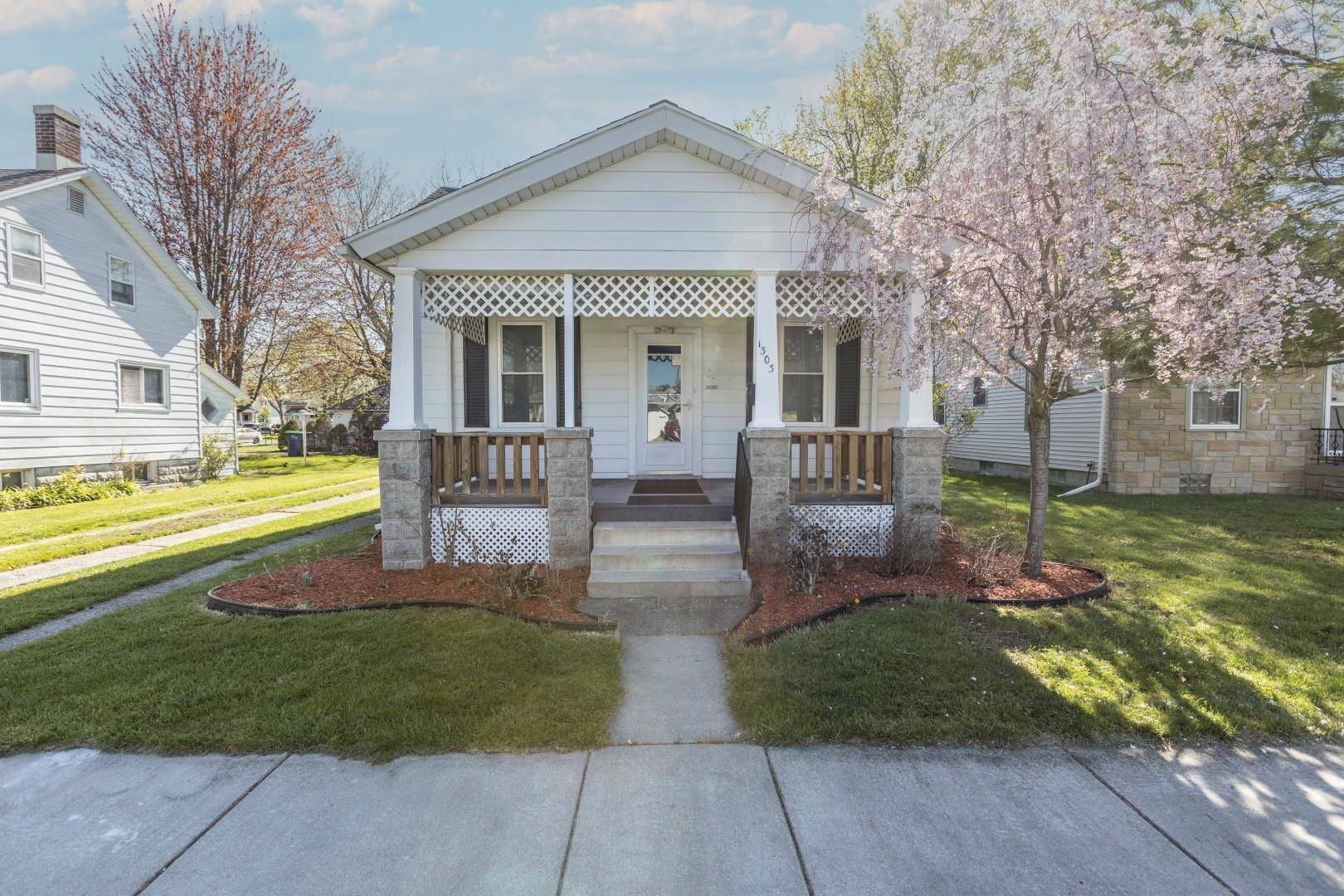 1303 S Warner Street, Bay City, MI 48706