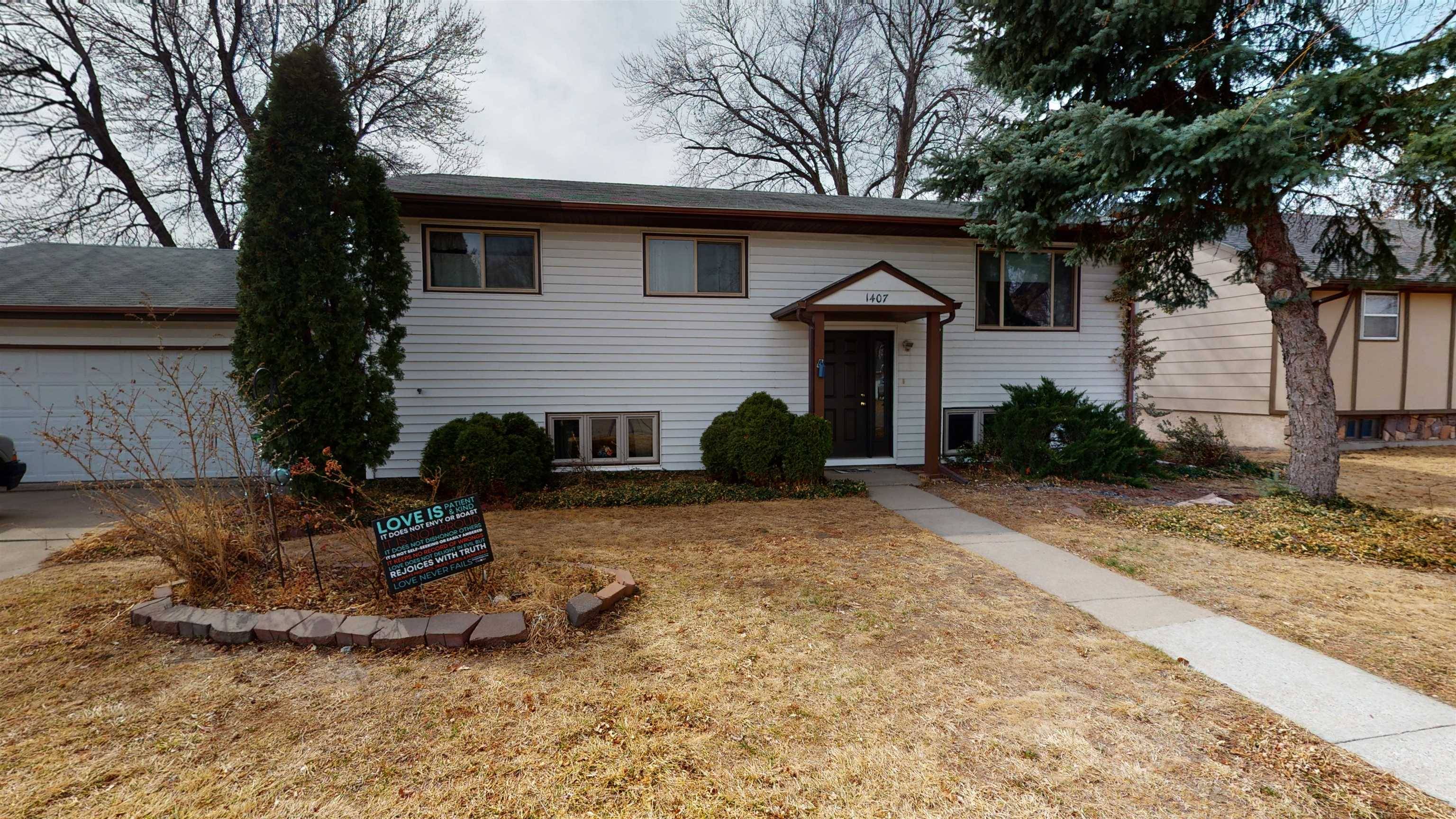 1407 E 33rd Drive, Kearney, NE 68847