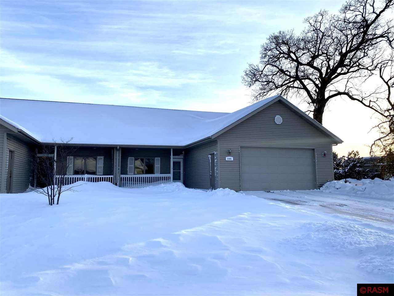 2201 White Oak Dr, North Mankato, MN 56003