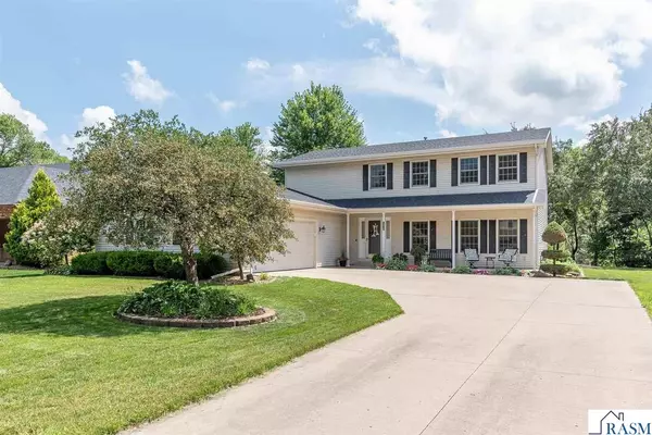 1030 Oak Terrace Drive, North Mankato, MN 56003