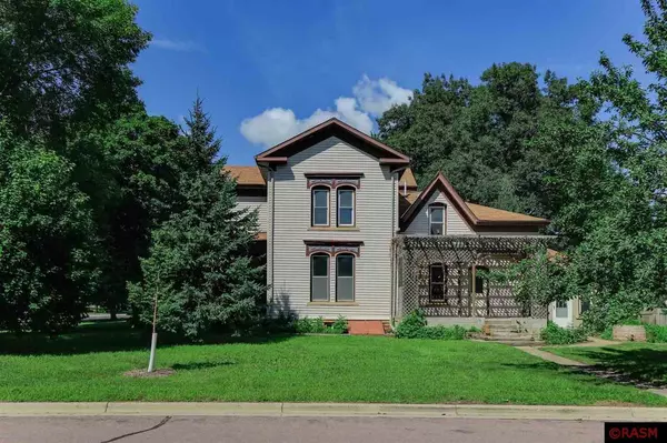 305 N Minnesota Avenue, St. Peter, MN 56082-3047