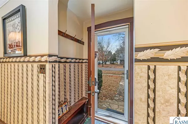 Blue Earth, MN 56013,217 W 3rd Street