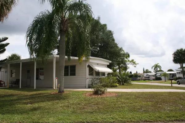 8205 SE Wren AVE, Hobe Sound, FL 33455