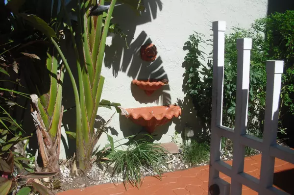 Hypoluxo, FL 33462,187 N Lakeshore DR 187