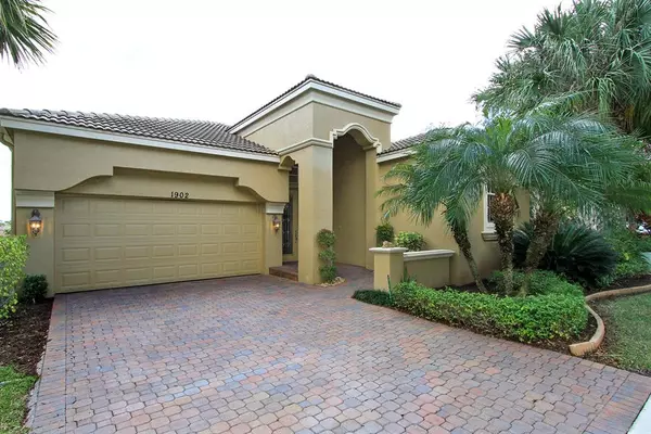 1902 Via Castello, Wellington, FL 33411