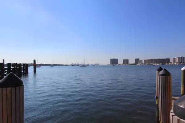 North Palm Beach, FL 33408,1941 S Portage LNDG