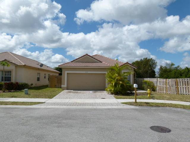 2725 Willow LN, Lauderdale Lakes, FL 33311