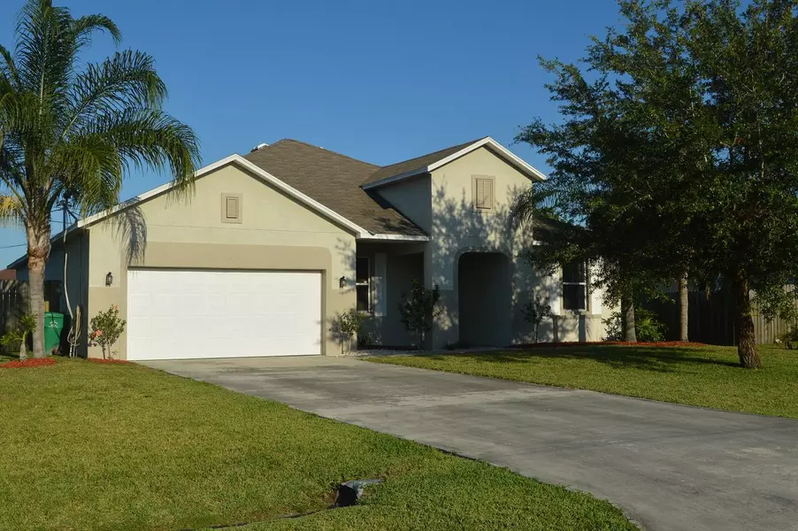 3855 SW Lachine ST, Port Saint Lucie, FL 34953