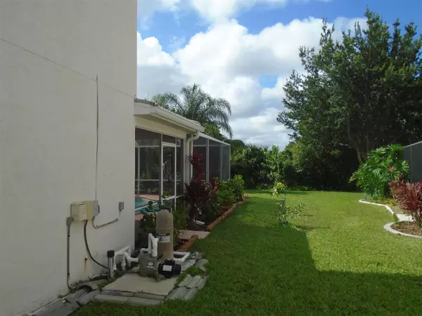 Port Saint Lucie, FL 34986,566 SW Saint Martins CV