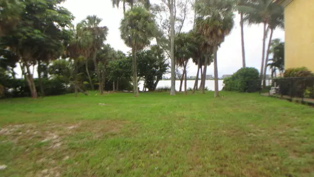 1318 S Lakeside DR, Lake Worth, FL 33460