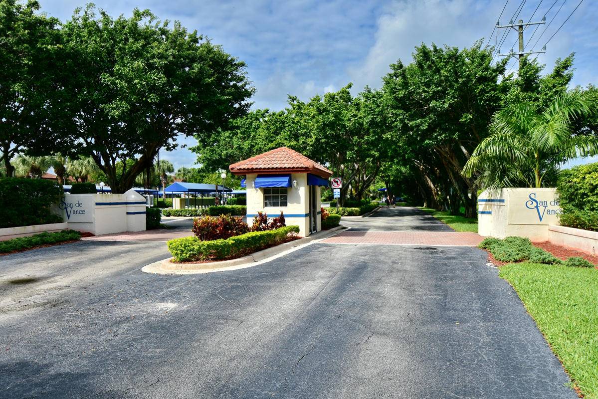Boca Raton, FL 33487,420 NW 67th ST K204