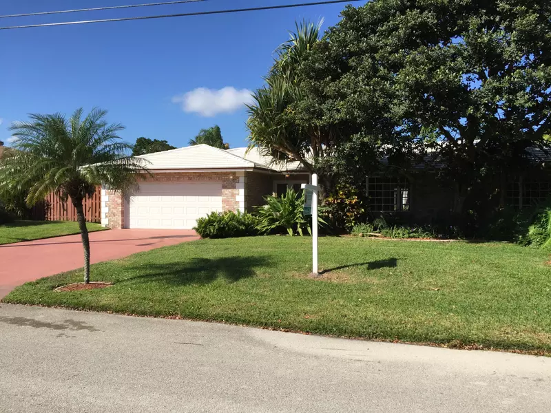 925 Cypress DR, Delray Beach, FL 33483