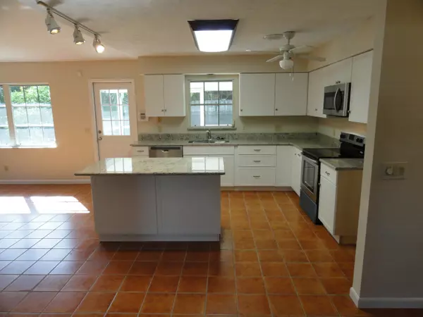 Stuart, FL 34997,814 SE Madison AVE