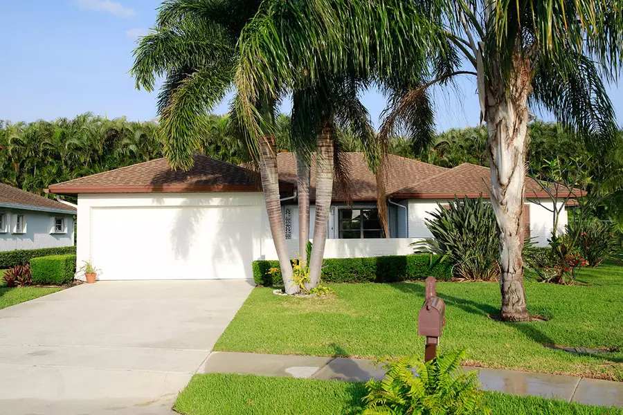 10855 S Greentrail DR, Boynton Beach, FL 33436